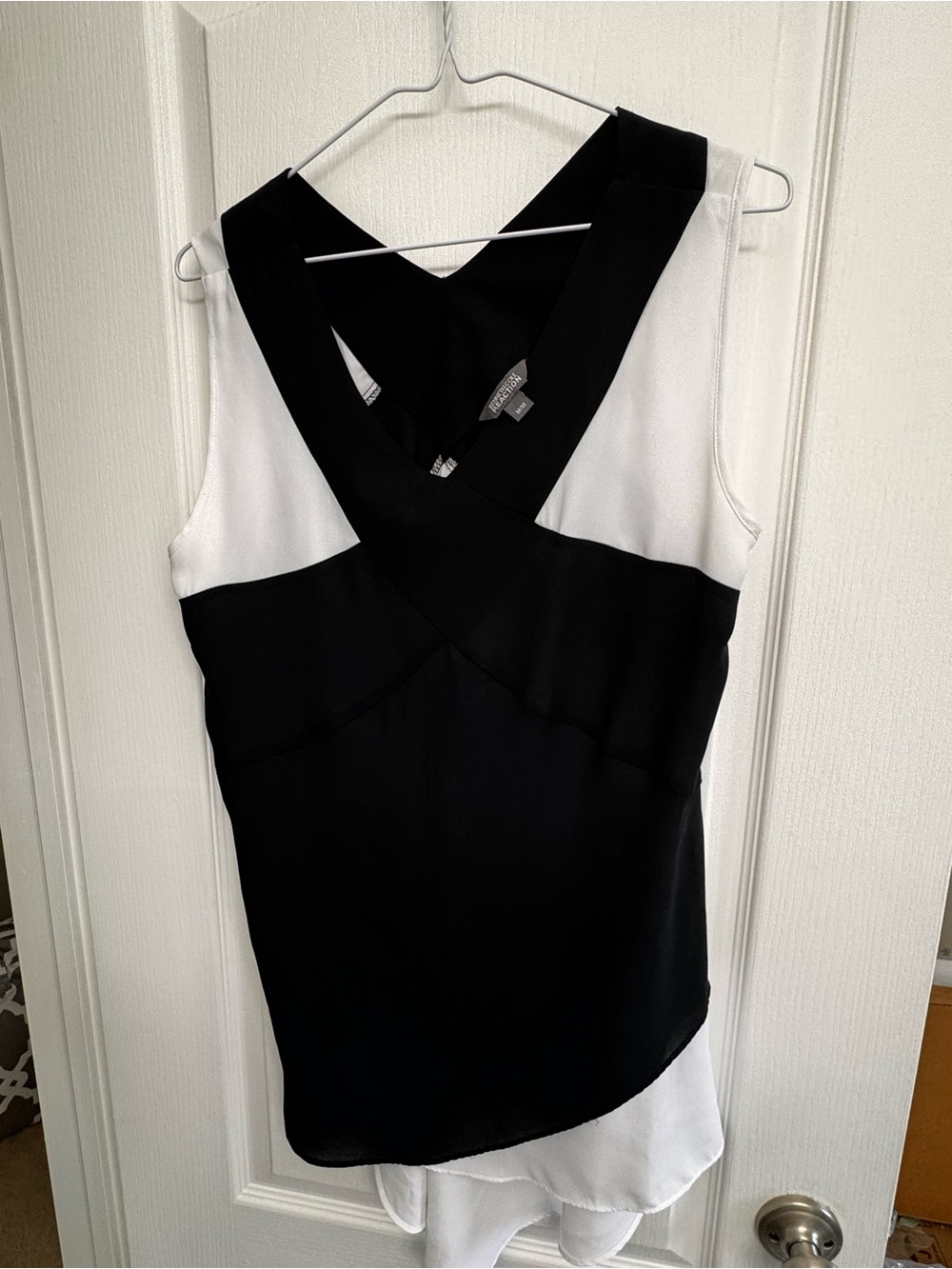 Kenneth Cole Reaction Black and White Sleeveless Crossover Front Blouse EUC